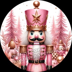 Könnte beinhalten: Illustration eines rosa-goldenen Nussknacker-Soldaten. Der Nussknacker trägt einen rosa Hut mit einem goldenen Stern und einer Krone. Der Hintergrund zeigt rosa Weihnachtsbäume und Ornamente. Die Illustration ist kreisförmig.