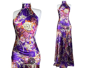 Vestido largo estilo vintage Y2K de satén morado con estampado floral y escote halter, con broche de pedrería.