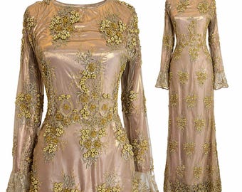 Vestido de noche rosa vintage con bordado floral de perlas y cuentas hecho a mano.