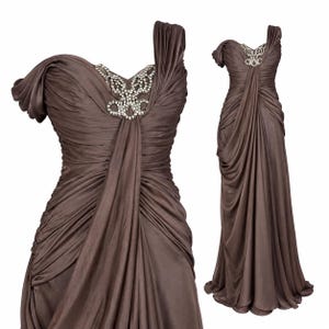 Vintage-Abendkleid in Taupe: Strassbesetztes Oberteil, drapiertes Ballkleid im Y2K-Stil