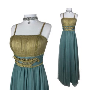 Vestido largo griego vintage: corpiño dorado, falda de tul turquesa, cintura imperio, vestido de tirantes finos.