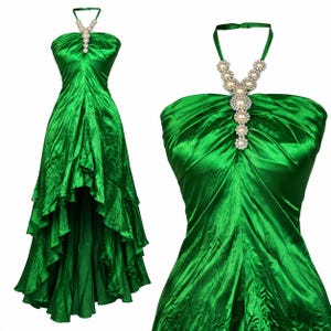Vestido vintage Y2K de satén verde esmeralda asimétrico con perlas y pedrería, estilo halter, con chal a juego, ideal para fiestas de graduación de los años 2000.