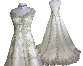 Vestido de novia vintage con cordones, vestido de novia con hombros descubiertos, vestido de princesa bordado de encaje color marfil, vestido de novia romántico con espalda de corsé y cola.