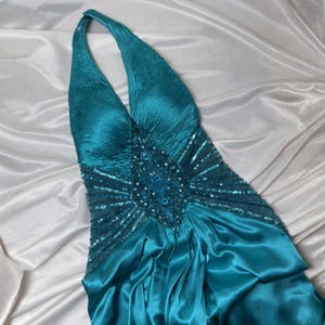 Abito da sera vintage turchese a sirena: vestito da ballo con scollo all'americana e perline, abbigliamento da sera glamour anni 2000.