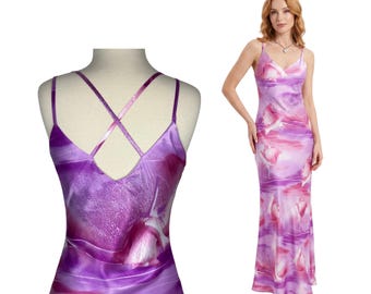 Vestido lencero vintage Y2K de satén morado con estampado floral: vestido Fairycore con espalda descubierta.