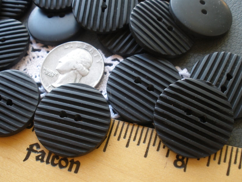 22MM or 25MM textured carved matte black plastic buttons 36L 7/8" 40L 1 inch 2 hole sew-on crafts headband bulk supply embellish knit immagine 5