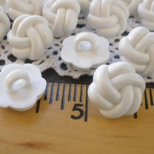 White Plastic Flower Knot Shank Buttons 9/16&quot; (22L 14mm) craft retro sewing paper tag supply bulk lot of 24 sweet beads embellishment