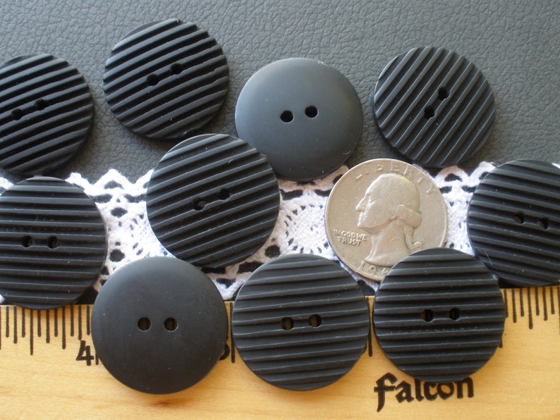 22MM or 25MM textured carved matte black plastic buttons 36L 7/8" 40L 1 inch 2 hole sew-on crafts headband bulk supply embellish knit immagine 6