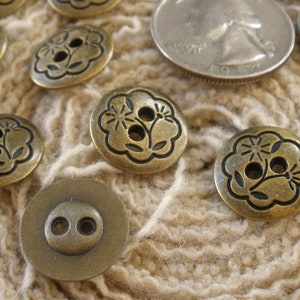 Stamped Flower Scene Buttons Bronze tone Metal sew on 15MM 23L figural floral antique finish 2-hole sew on wrap bracelet clasp cool Vintage