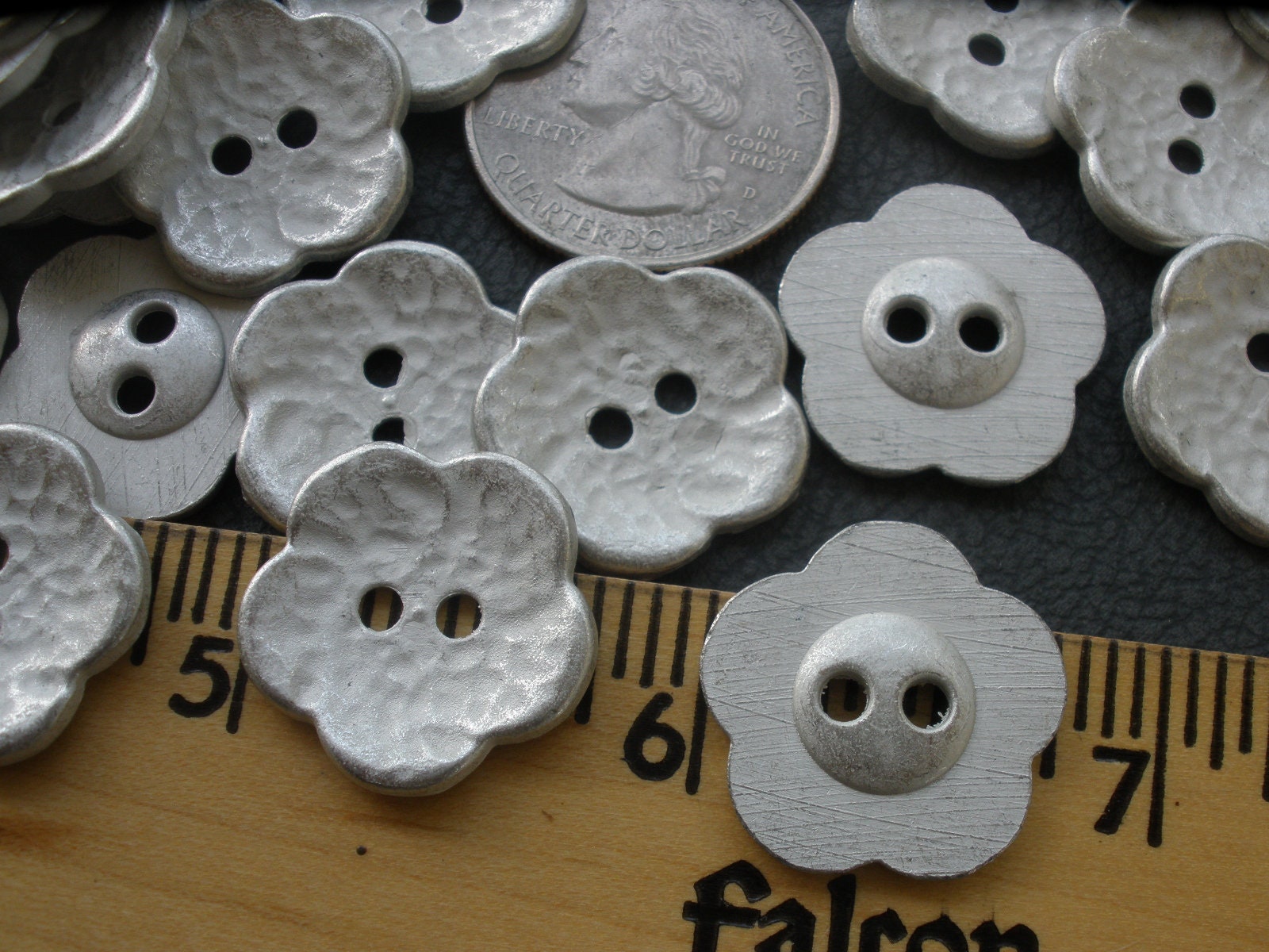 Flower buttons white matt finish 26mm a set of 6