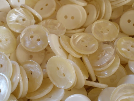 Cool Vintage Pearly Cream White Buttons Craft 11 16 18MM 28L