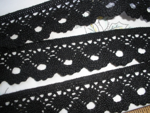 9 1/2 YDS TWO TONE GORGEOUS VINTAGE ECRU SWISS COTTON CLUNY LACE TRIM. 9 1/2 YDS TWO TONE GORGEOUS VINTAGE ECRU SWISS COTTON CLUNY LACE TRIM.