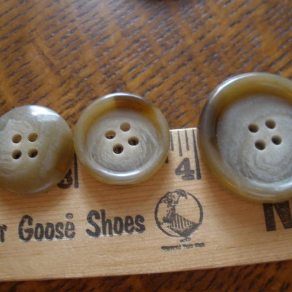 Toffee Brown Coat Buttons Lot 32L 45L 13/16" or 1 1/8"  (20mm 28MM) plastic toasty cream Horn Effect sew on crafts trench coat buttons cool