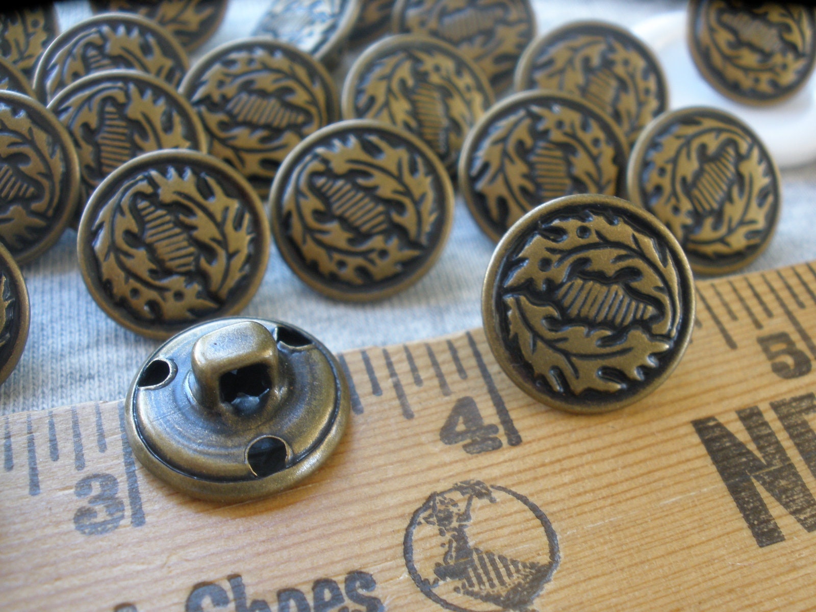 5/8 (15mm) 24L Vintage SIlver Metal Crest Buttons #863