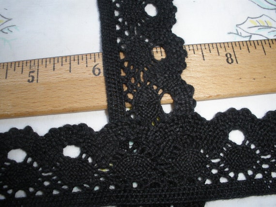 9 1/2 YDS TWO TONE GORGEOUS VINTAGE ECRU SWISS COTTON CLUNY LACE TRIM. 9 1/2 YDS TWO TONE GORGEOUS VINTAGE ECRU SWISS COTTON CLUNY LACE TRIM.