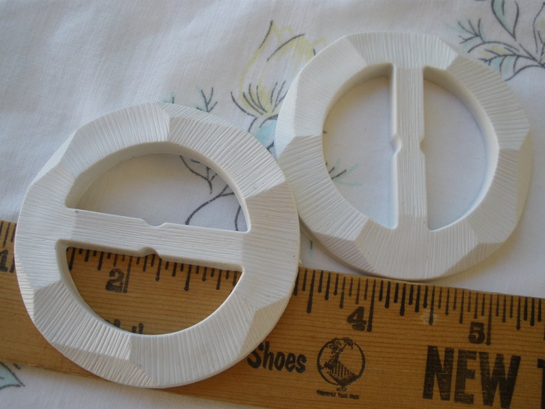 Textured White Plastic Buckle Scarf Slide Round 2 38 carved 1 38 opening crafts sewing western t-shirt slide novelty retro ribbon slider