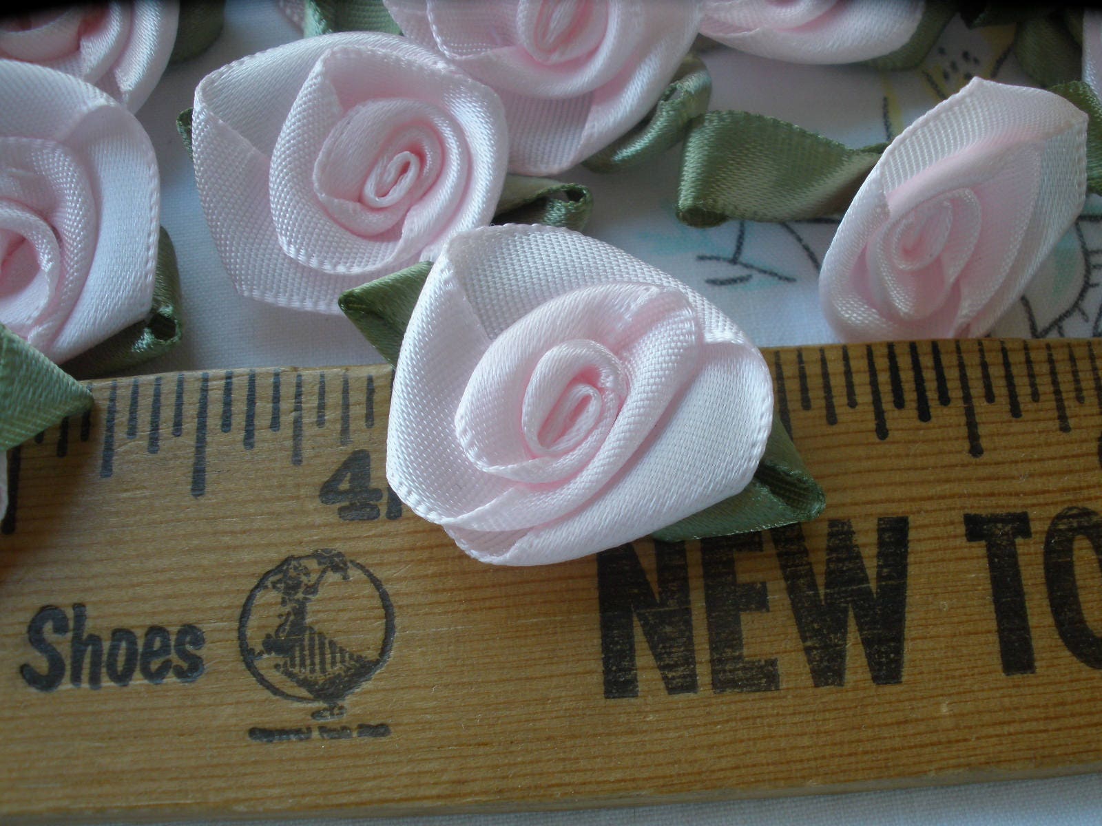 I made pretty flowers using satin ribbon : r/crafts