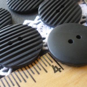 22MM or 25MM textured carved matte black plastic buttons 36L 7/8" 40L 1 inch 2 hole sew-on crafts headband bulk supply embellish knit immagine 7