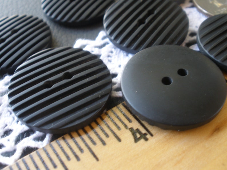 22MM or 25MM textured carved matte black plastic buttons 36L 7/8" 40L 1 inch 2 hole sew-on crafts headband bulk supply embellish knit immagine 7