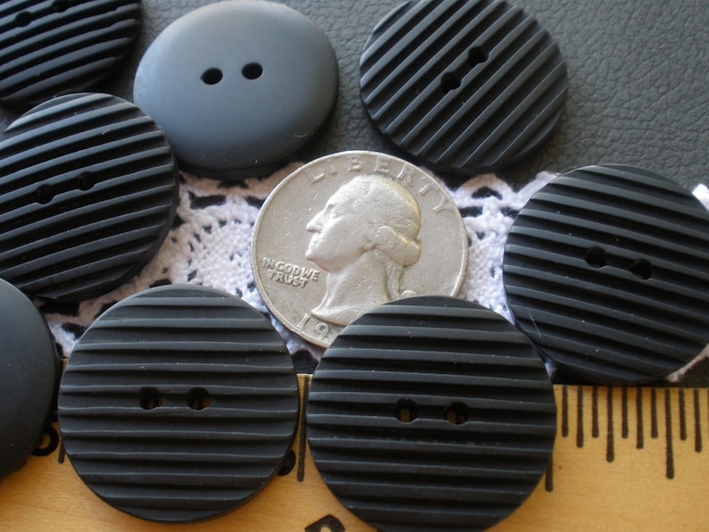 22MM or 25MM textured carved matte black plastic buttons 36L 7/8" 40L 1 inch 2 hole sew-on crafts headband bulk supply embellish knit immagine 1