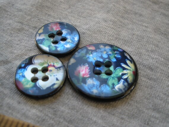 Flower Scene Buttons 1 40L 25mm or 3/4 30L 18.5mm Black Plastic 4 Hole Sew  on Retro Sewing Paper Tag Supply Fine Italian Buttons 