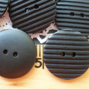 22MM or 25MM textured carved matte black plastic buttons 36L 7/8" 40L 1 inch 2 hole sew-on crafts headband bulk supply embellish knit immagine 2
