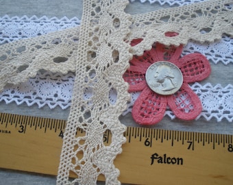 Puede incluir: Tres piezas de encaje de crochet beige con un borde festoneado. El encaje está dispuesto sobre una superficie gris con una regla de madera y una flor rosa con una moneda de veinticinco centavos de dólar de plata en el centro.