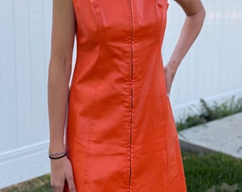 Minivestido vintage naranja de piel sintética / Estilo mod de los años 60 con cremallera frontal y corte recto, estilo go-go.