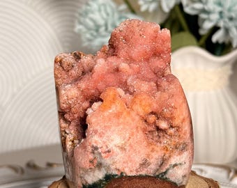 Amatista rosa melocotón vibrante de forma libre, drusa botrioidal, mineral de Madagascar, 8,6 cm de alto / Regalo de cristal rosa