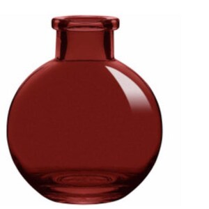 Pu&ograve; includere: Un piccolo vaso sferico in vetro di un colore rosso bordeaux profondo e traslucido. Il recipiente presenta un corpo liscio e arrotondato che si restringe in un collo cilindrico corto con un bordo spesso e arrotondato sulla parte superiore, creando una silhouette semplice.
