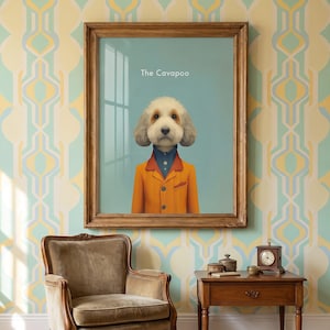 Peut inclure: Une impression d'art encadrée représentant le portrait d'un chien Cavapoo portant une chemise à col bleu sous un blazer orange. Le texte The Cavapoo est imprimé en blanc au-dessus du chien. L'œuvre est dans un cadre en bois marron.