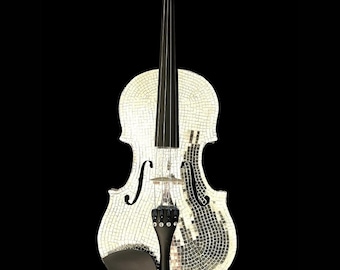 Puede incluir: Un violín decorativo con un diseño de mosaico. El cuerpo del violín está cubierto de pequeñas baldosas reflectantes, creando un efecto brillante. El mástil, el diapasón y otros componentes son negros, sobre un fondo negro.