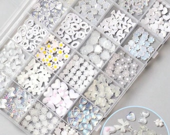 Caja de 24 colgantes blancos para uñas con forma variada