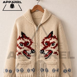 Könnte beinhalten: Cremefarbene Strickjacke mit Reißverschluss und zwei rot-weißen wolfsähnlichen Designs auf der Vorderseite. Die Jacke hat einen Schalkragen, zwei Vordertaschen und blaue Blumenmuster am unteren Rand. Das Markenlogo "DARKLINE APPAREL" ist sichtbar.