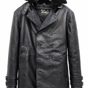 Peut inclure: Manteau en cuir noir avec col en fausse fourrure. Le manteau croisé présente un revers cranté, plusieurs boutons et des poignets réglables. L'étiquette indique "Real Leather".