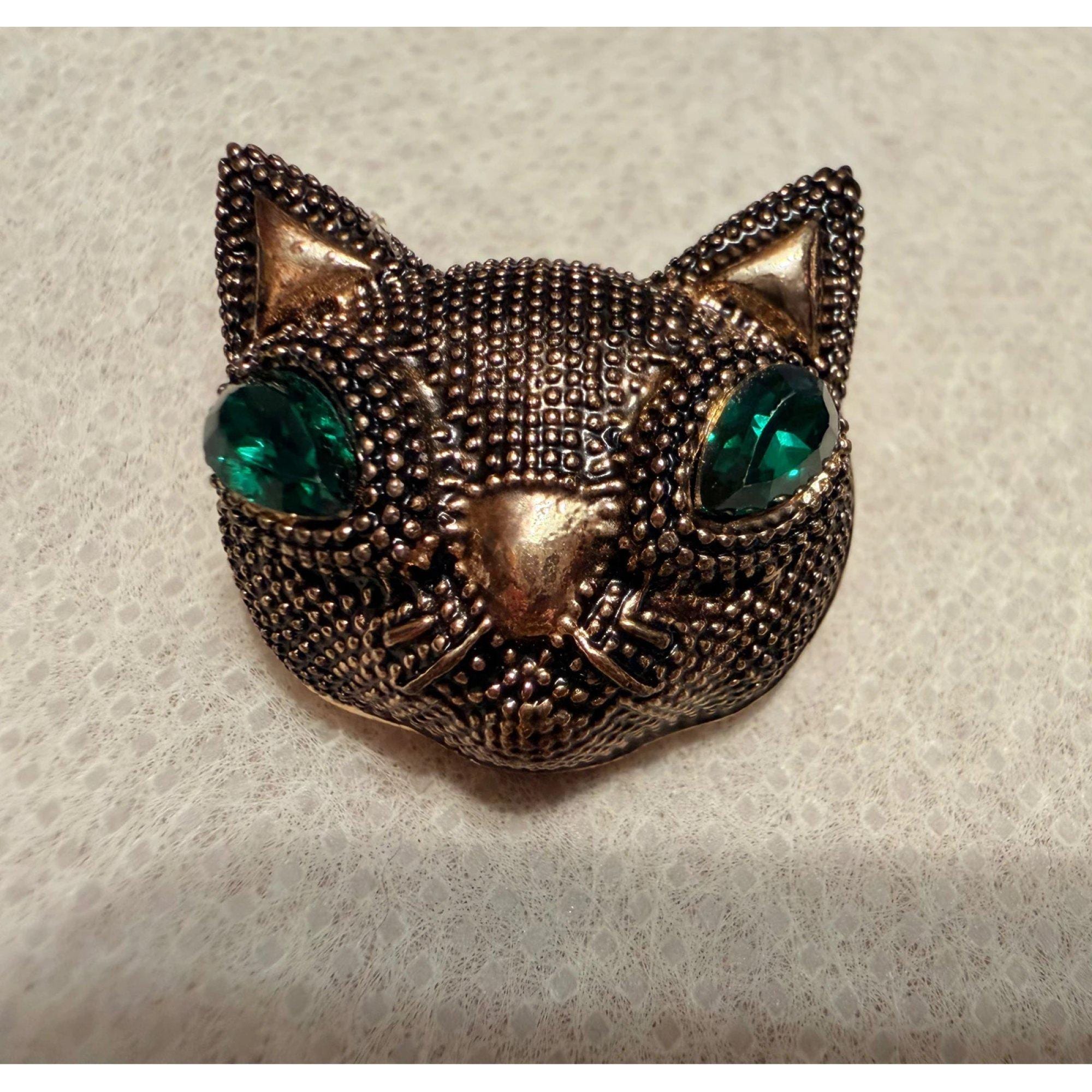 Cat brooch