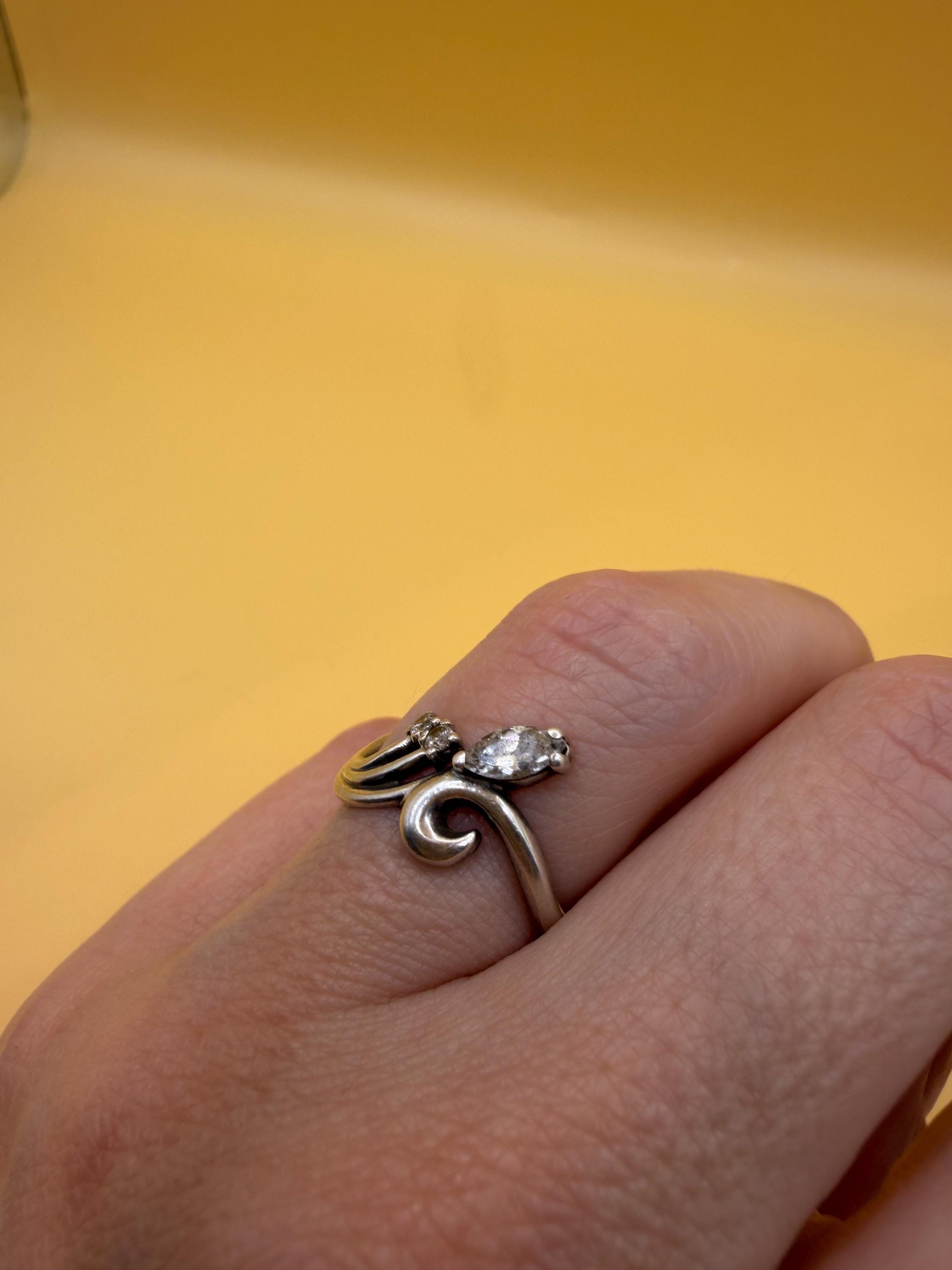 Vintage Sterling Silver Ring with Sparkling CZ (UK Size J) image 2