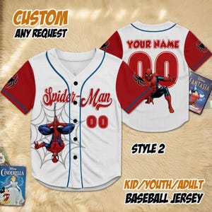 Puede incluir: Camiseta de b&eacute;isbol blanca con mangas rojas con gr&aacute;ficos de Spider-Man. La parte delantera muestra "Spider-Man" y "00", mientras que la parte trasera tiene espacio para un nombre y un n&uacute;mero. La camiseta incluye el texto "CUSTOM ANY REQUEST" y "KID/YOUTH/ADULT BASEBALL JERSEY".