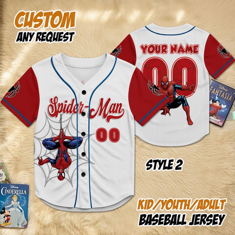 Puede incluir: Camiseta de b&eacute;isbol blanca con mangas rojas con gr&aacute;ficos de Spider-Man. La parte delantera muestra "Spider-Man" y "00", mientras que la parte trasera tiene espacio para un nombre y un n&uacute;mero. La camiseta incluye el texto "CUSTOM ANY REQUEST" y "KID/YOUTH/ADULT BASEBALL JERSEY".