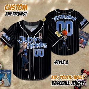 Puede incluir: Camiseta de b&eacute;isbol a rayas blancas y negras con Judy Hopps de Zootopia. La camiseta tiene el nombre "Judy Hopps" y el n&uacute;mero "00" en la parte delantera, y "YOUR NAME" y "00" en la parte trasera. Tambi&eacute;n se ve el texto "CUSTOM ANY REQUEST".