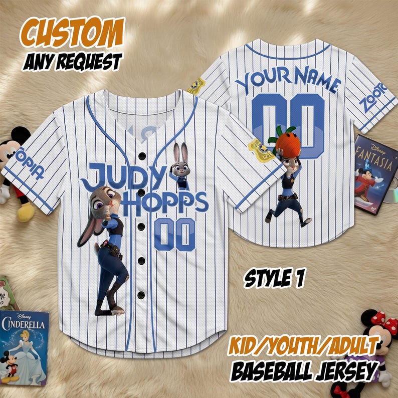 Puede incluir: Camiseta de b&eacute;isbol blanca con rayas azules, con el personaje Judy Hopps y el texto "JUDY HOPPS 00". La camiseta tiene una parte delantera abotonada y el texto "YOUR NAME" en la espalda. La imagen tambi&eacute;n incluye el texto "CUSTOM ANY REQUEST" y "KID/YOUTH/ADULT BASEBALL JERSEY".