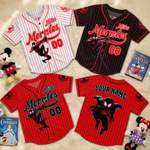 Pode incluir: Quatro camisas de beisebol vermelhas, pretas e brancas com riscas finas. Cada camisa apresenta o texto "Miles Morales" e o n&uacute;mero "00". Uma camisa tem "YOUR NAME" nas costas. Capas de filmes da Disney e pel&uacute;cias do Mickey e da Minnie tamb&eacute;m est&atilde;o presentes.