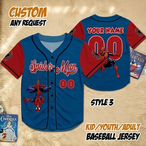 Puede incluir: Camiseta de b&eacute;isbol azul con mangas rojas con gr&aacute;ficos de Spider-Man. La parte delantera muestra "Spider-Man" y el n&uacute;mero "00". La parte trasera tiene "YOUR NAME" y "00". Texto: "CUSTOM ANY REQUEST" y "KID/YOUTH/ADULT BASEBALL JERSEY".