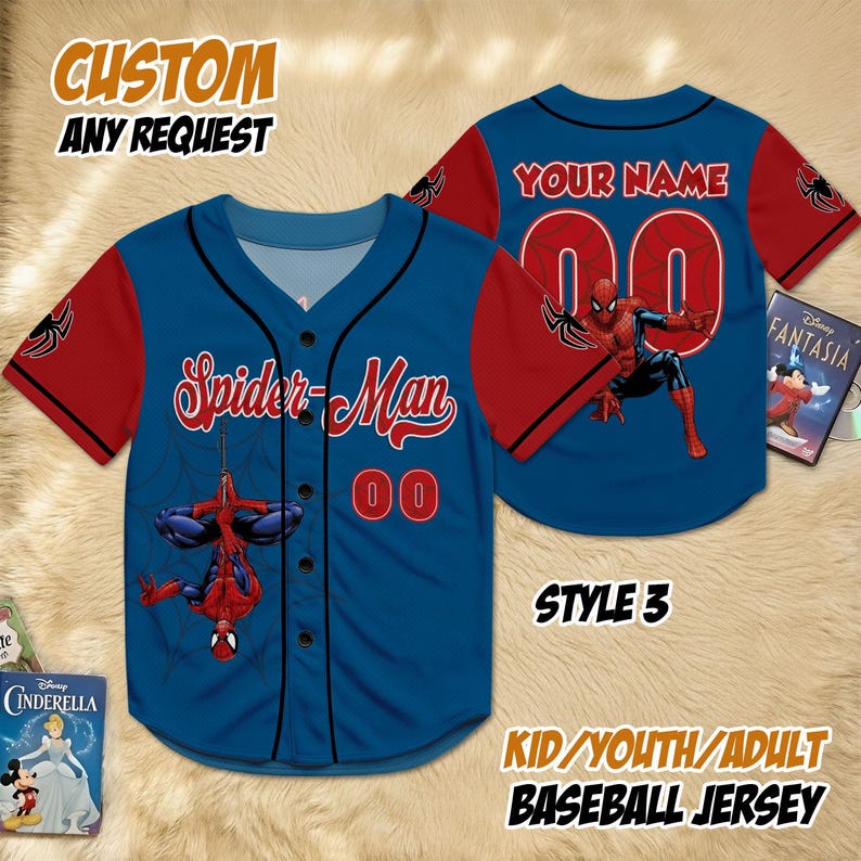 Puede incluir: Camiseta de b&eacute;isbol azul con mangas rojas con gr&aacute;ficos de Spider-Man. La parte delantera muestra "Spider-Man" y el n&uacute;mero "00". La parte trasera tiene "YOUR NAME" y "00". Texto: "CUSTOM ANY REQUEST" y "KID/YOUTH/ADULT BASEBALL JERSEY".