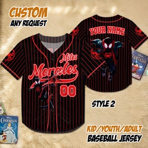 Pode incluir: Camisola de beisebol preta e vermelha com riscas com o nome "Miles Morales" e o n&uacute;mero "00". A camisola apresenta um gr&aacute;fico de super-her&oacute;i e o texto "CUSTOM ANY REQUEST". A parte de tr&aacute;s da camisola tem o texto "YOUR NAME".