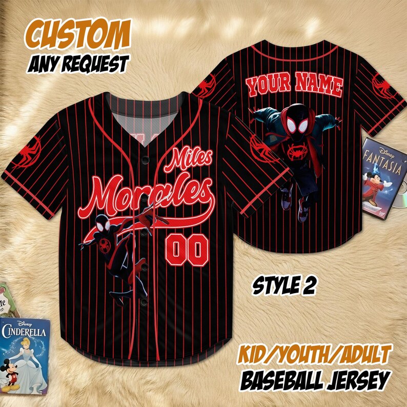 Pode incluir: Camisola de beisebol preta e vermelha com riscas com o nome "Miles Morales" e o n&uacute;mero "00". A camisola apresenta um gr&aacute;fico de super-her&oacute;i e o texto "CUSTOM ANY REQUEST". A parte de tr&aacute;s da camisola tem o texto "YOUR NAME".