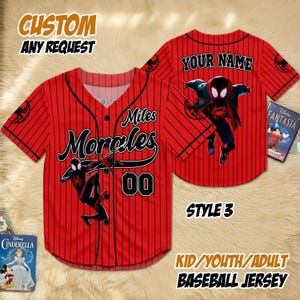 Pode incluir: Camisola de beisebol vermelha com riscas pretas, com o nome "Miles Morales" e o n&uacute;mero "00". A camisola apresenta um gr&aacute;fico de super-her&oacute;i e o texto "CUSTOM ANY REQUEST". A parte de tr&aacute;s da camisola diz "YOUR NAME".