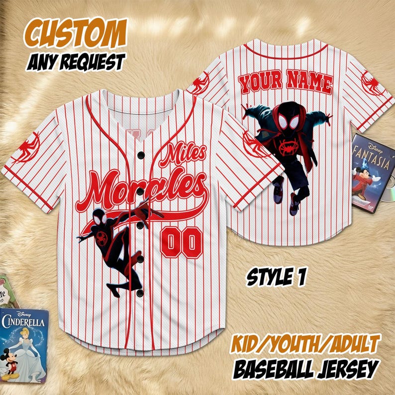 Pode incluir: Camisola de beisebol listrada em branco e vermelho com "Miles Morales" e "00" em vermelho. A camisola apresenta um gr&aacute;fico de um super-her&oacute;i e o texto "YOUR NAME" nas costas. O texto "CUSTOM ANY REQUEST" e "KID/YOUTH/ADULT BASEBALL JERSEY" tamb&eacute;m s&atilde;o vis&iacute;veis.