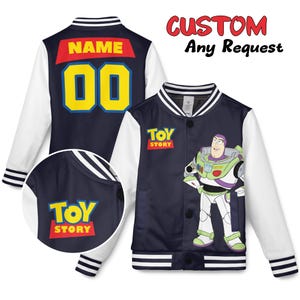 Puede incluir: Chaqueta universitaria azul marino con mangas blancas. La parte delantera presenta a Buzz Lightyear de Toy Story. La parte trasera tiene un panel rojo con la palabra "NAME" y el número "00" en amarillo. La chaqueta tiene el texto "CUSTOM Any Request".