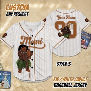 K&ouml;nnte beinhalten: Wei&szlig;es Baseball-Trikot mit braunen Nadelstreifen, mit einer Cartoon-Figur und dem Namen "Maui". Das Trikot tr&auml;gt den Text "CUSTOM ANY REQUEST" und "KID/YOUTH/ADULT BASEBALL JERSEY".
